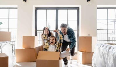 Famille en plein déméngament en jet privé