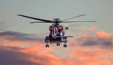 Hélicoptère de transport en vol dans un ciel rosé