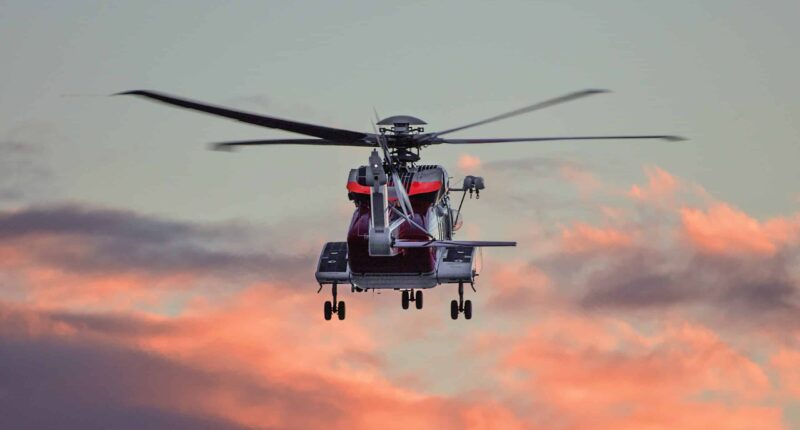 Hélicoptère de transport en vol dans un ciel rosé