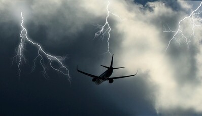 Jet privé en vol dans un ciel orageux. mauvaises conditions météorologiques