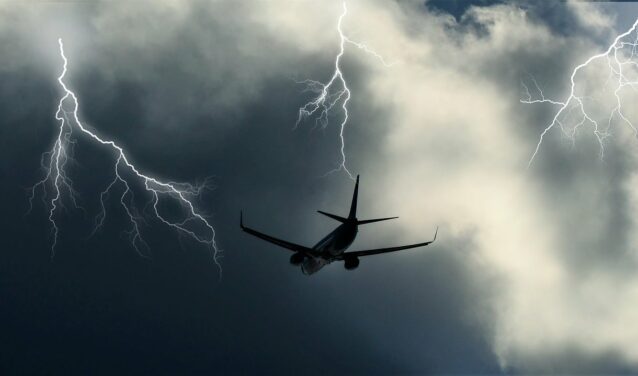 Jet privé en vol dans un ciel orageux. mauvaises conditions météorologiques