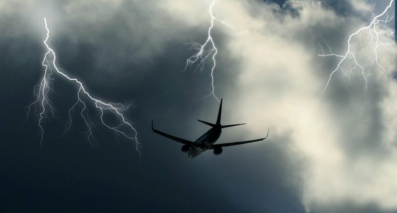 Jet privé en vol dans un ciel orageux. mauvaises conditions météorologiques