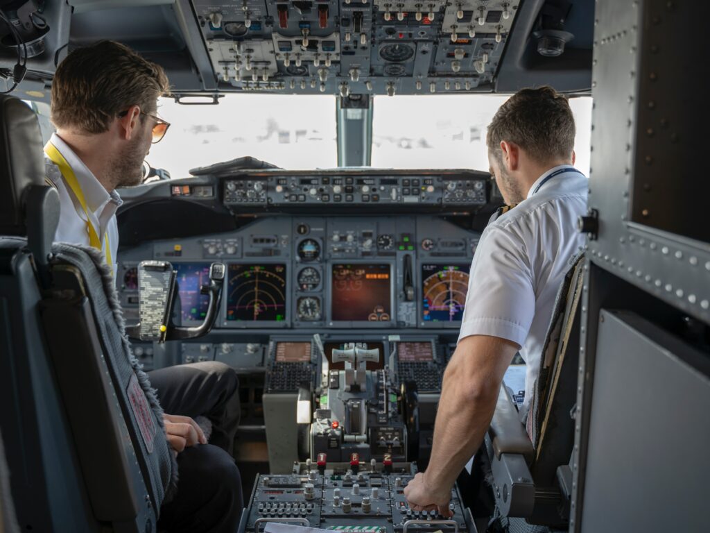 Équipage à bord d'un jet privé : deux pilotes en préparation de vol