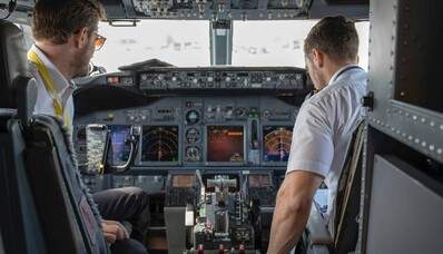 Équipage à bord d'un jet privé : deux pilotes en préparation de vol