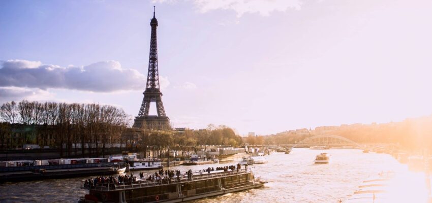 Hotel de luxe palace Shangri La Paris vue sur la Seine et la Tour Eiffel