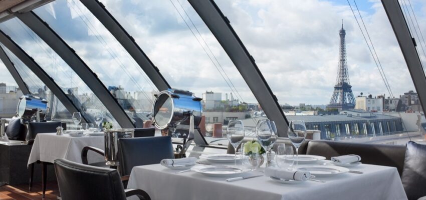 Restaurant The Peninsula Paris avec vue sur la Tour Eiffel.