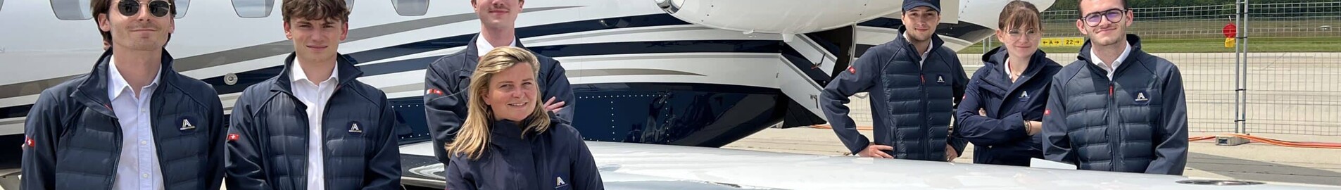 Photo équipe courtier aérien AEROAFFAIRES devant jet privé