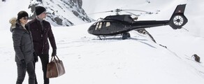 Location de jet privé : couple en vêtements d'hiver.