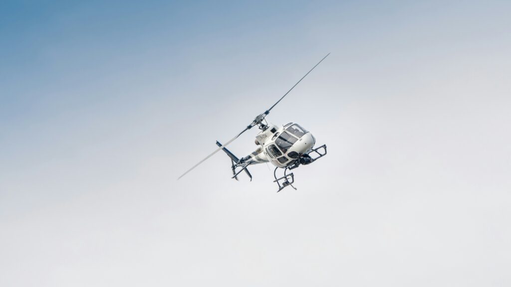 Hélicoptère blanc en vol
