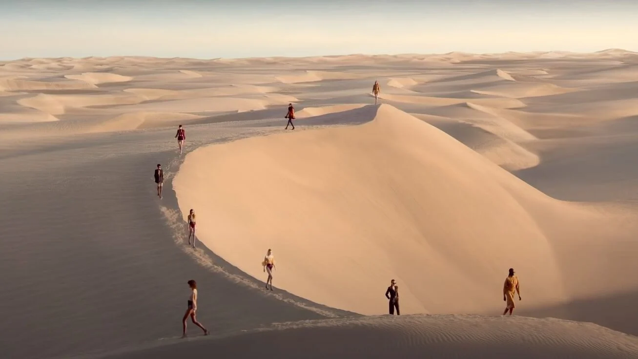 saint laurent devoile collection ss21 dans defile spectaculaire tourne beau milieu desert