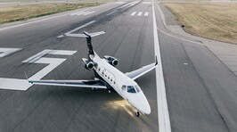 Phenom 300 sur piste macadam aéroport